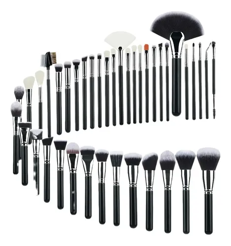 La Maquilladora Usó 40 Pinceles De Maquillaje Negros