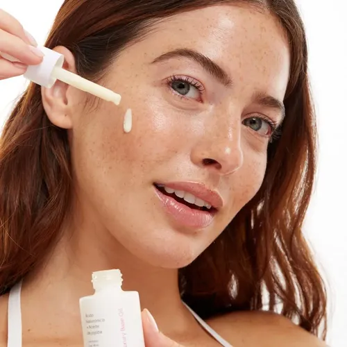 The Glow Factor Luxury Base Oil – Emulsión Facial Hidratante con Ácido Hialurónico x 30ml
