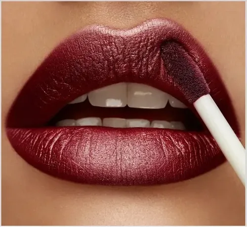 Lápiz labial metálico Liquid Lip Colour de Kiko Milano, color burdeos 06