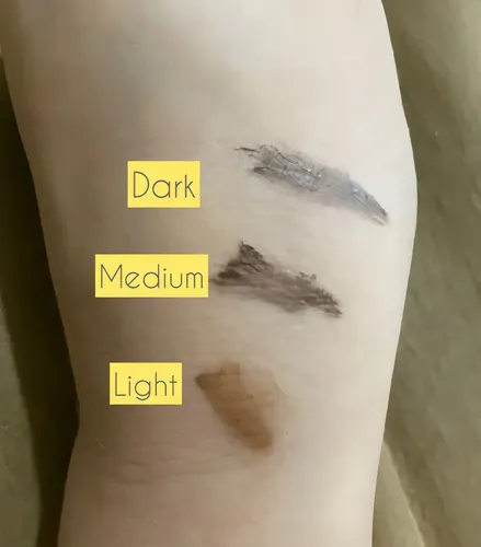 El gel para cejas Melu Ruby Rose Fiber corrige los defectos del color oscuro