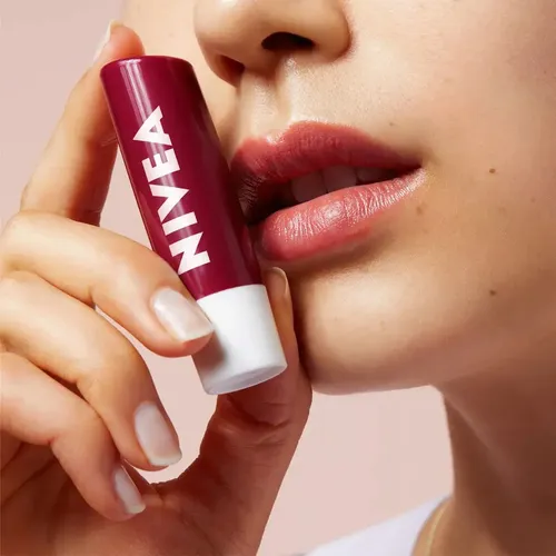 Protector Labial Nivea By Labello Blackberry Shine 4,8g