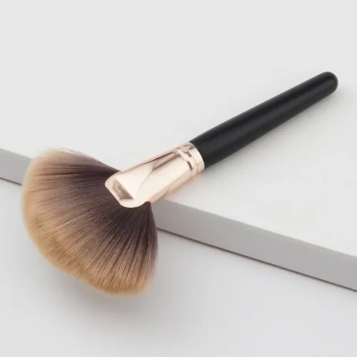 Brocha Abanico Gugus Makeup Maquillaje Profesional Negro Madera