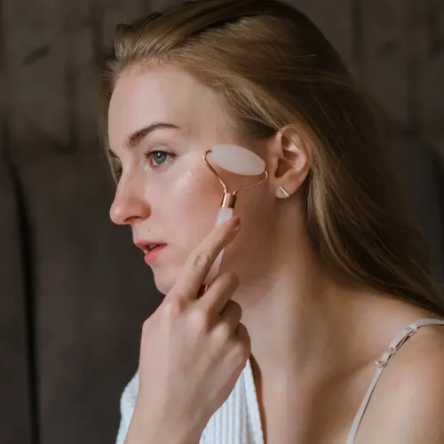 Set Roller Y Piedra Gua Sha Masajeador Facial Cuarzo Rosa