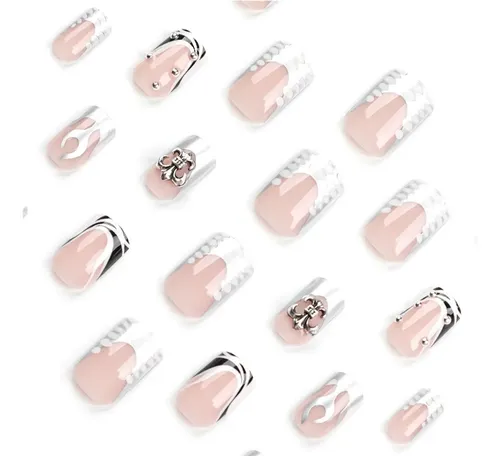 Uñas Postizas En Color Nude Con Relieve Plateado