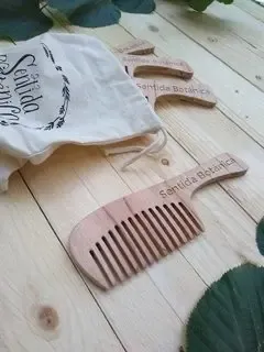 Peine De Madera Natural Tallada Con Mango
