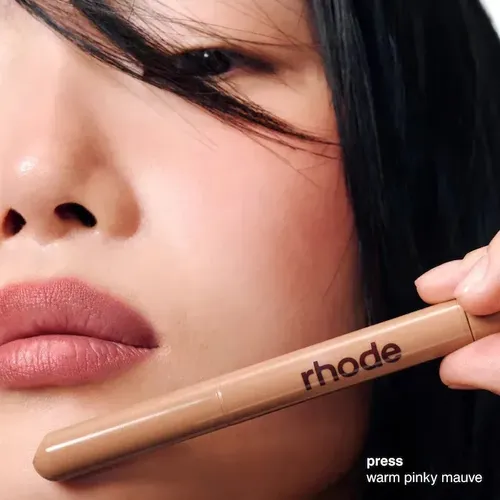 Lápiz Delineador de Labios Rhode Peptide Lip Shape en Tono Press