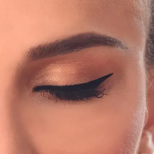 Delineador De Ojos Líquido Resist Vogue Color Negro Mate