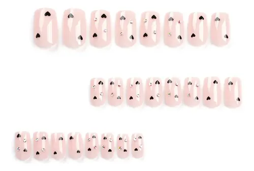 Uñas Decoradas Con Forma De Corazón En Color Nude