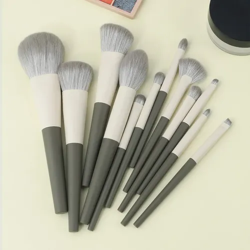 Set De 12 Cepillos Con Mango Verde Oscuro Y Dos Colores