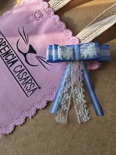 Moño Hebilla Argentina Accesorio Pelo Brillo Strass Puntilla Celeste Y Blanco Grande