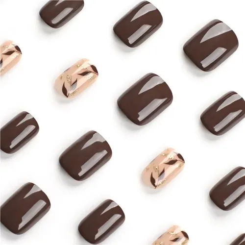 Uñas Minimalistas En Color Marrón Liso Con Diseño De Hojas