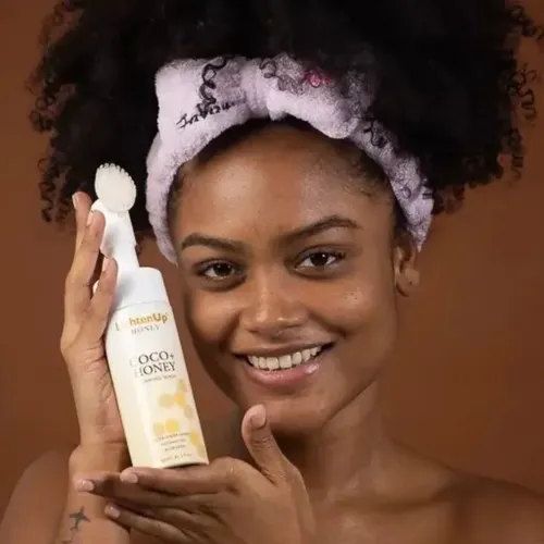 Jabón Con Cepillo Exfoliante Espumoso Lightenup Honey Coco