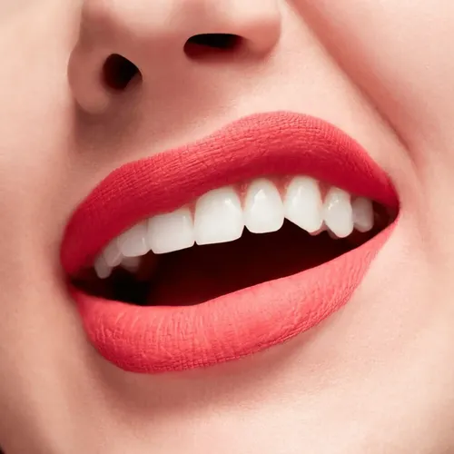 Lápiz labial líquido Mac Locked Kiss Ink, elegante acabado rosa mate