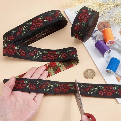 Cinta De Flores Jacquard De Poliéster De Estilo Étnico Plano Black Background With Red Flowers And Green Leaves Floral Jacquard