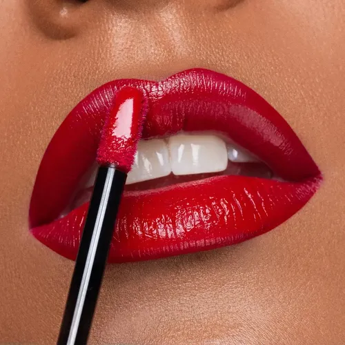 Brillo Labial Resist ¡Oh Q’ brillo! Vogue Tono Imparable 3ml