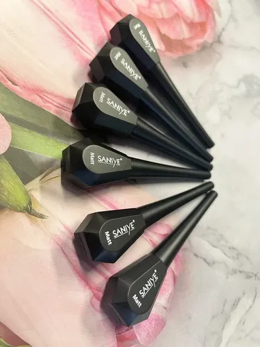Delineador Liquido Matte Saniye Larga Duración Color Negro