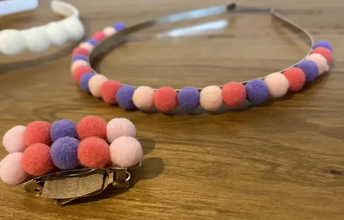 Amawa Vinchas, Colitas Y Hebillas C/ Pompones Pelo Niña Color 335