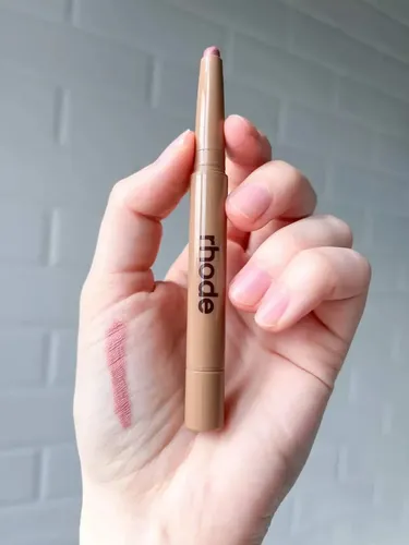 Lápiz Delineador Labial Rhode Peptide Lip Shape de Color Lift