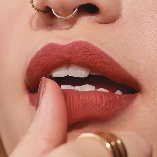 Labial Preciso Force Of Fire Power Stay 10hr Duración Avon