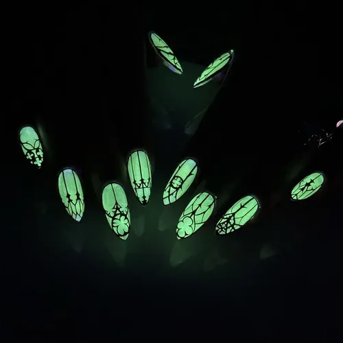 Impresionantes Uñas Postizas Fluorescentes De Halloween