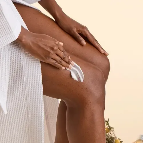 Fluido para cuerpo L’Occitane Velo de leche de almendra en dosificador 240mL almendras