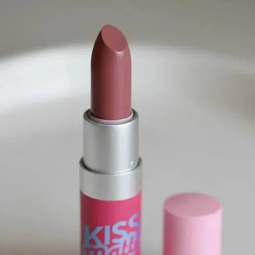 Lápiz Labial Avon Color Trend Kiss Matte – Tono Rosa rústico – 3,6 g