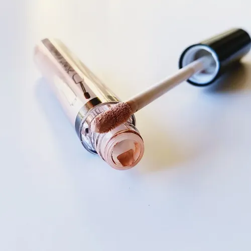 Corrector De Ojeras Thelma Y Louise Con Aplicador Tono 1 Líquido Mate