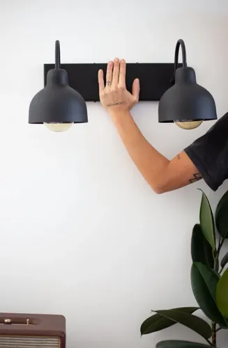 Aplique de pared 2 luces estilo industrial | Lámpara hierro negro pintado a horno | Rosca E27 apto LED | Ideal baño, espejo o pasillo | Diseño moderno y robusto | Hecho en Argentina | Venzar Deco