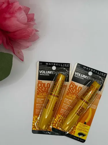 Máscara de pestañas Colossal con forma de ojos de gato Volum Express de Maybelline, color negro