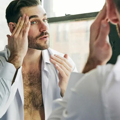 Sérum Facial Antienvejecimiento Brickell para Hombre con Ácido Hialurónico y Vitamina C