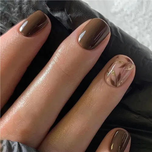 Uñas Minimalistas En Color Marrón Liso Con Diseño De Hojas