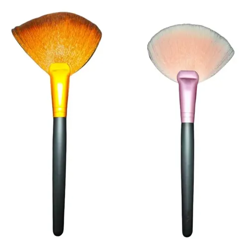Brocha Abanico Para Maquillaje Profesional Iluminador Color Negro