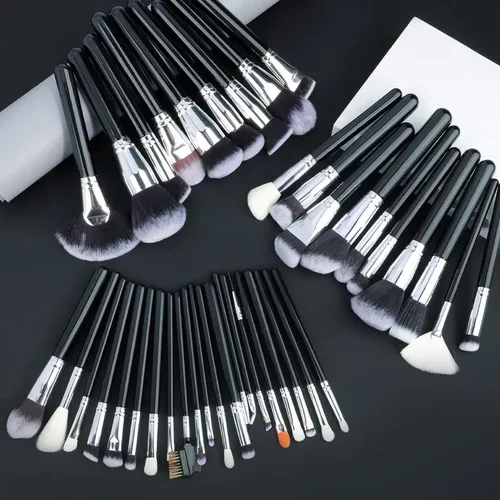 La Maquilladora Usó 40 Pinceles De Maquillaje Negros