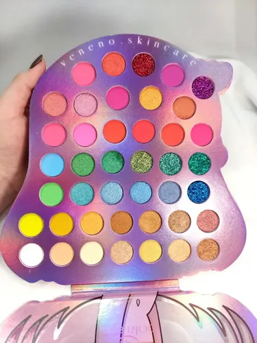 Paleta de Sombras Pola Ayin con 42 Tonos Mate y Brillo