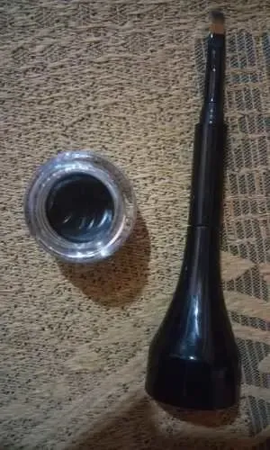 Delineador en gel Monique Arnold color negro 3g larga duración