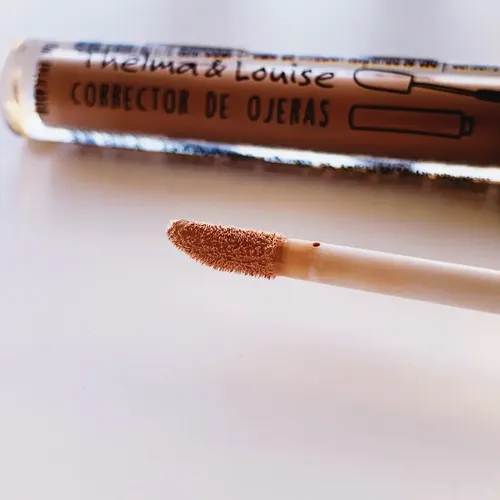 Corrector De Ojeras Thelma Y Louise Con Aplicador Tono 1 Líquido Mate
