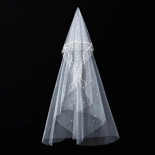 El Tocado De La Novia Está Decorado Con Cuentas Redondas.