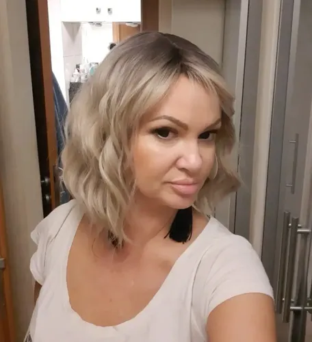 Peluca Hisan Rubia Modo Romantico Ondas Fleco
