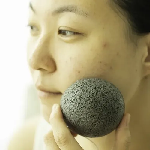 Konjac Esponja Facial Negra Con Cenizas De Bambu Natural
