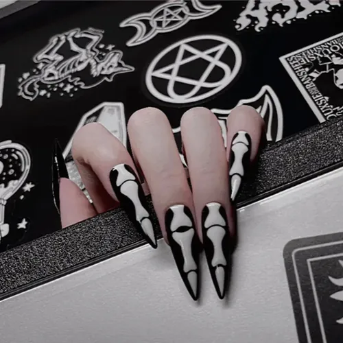 Manicura Gótica De Halloween, Nudillos Blancos Y Negras ^^
