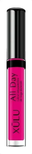 Labial Xúlu Cosméticos All Day color fucsia mate