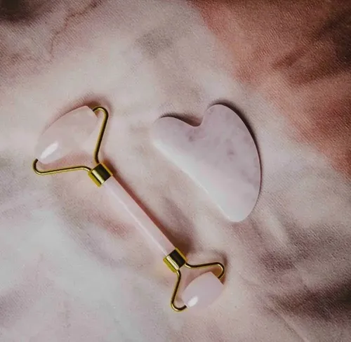 Set Roller Y Piedra Gua Sha Masajeador Facial Cuarzo Rosa