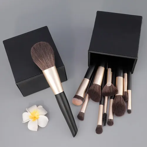 Set De 12 Brochas Negras Y Doradas Con Balde
