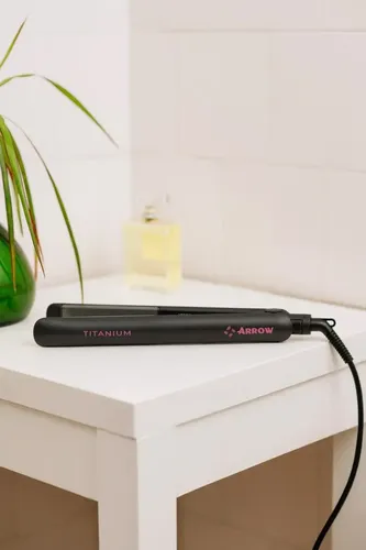 Planchita De Pelo Arrow Titanium Technology 230° Color Negro