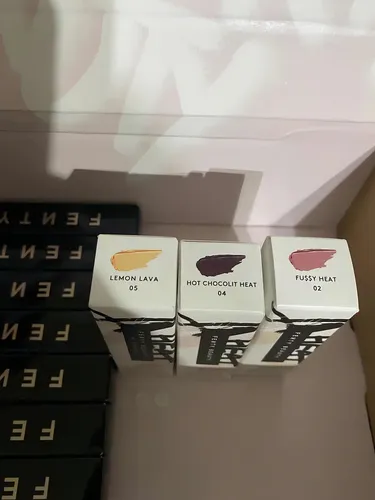 Fenty Beauty Gloss Bomb Heat Marrón Voluminizador Hot Chocolit