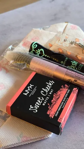 Set De Maquillajes Essence, Nyx Y Beauty Creations