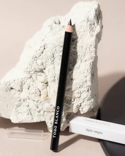Lápiz Negro Delineador Soft Vegano Natural Toro Blanco