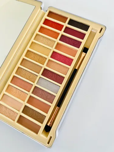 Paleta Set De Sombras Con Aplicador Nicole Miller X 24