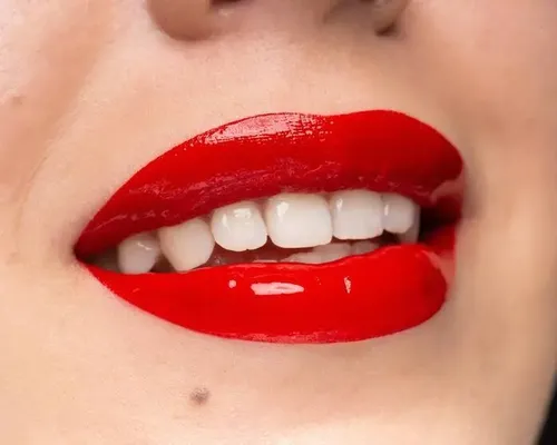 Labial Líquido Nyx Shine Loud Vegano De Larga Duración Acabado Perlado Color REBEL IN RED