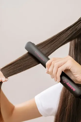 Planchita De Pelo Arrow Titanium Technology 230° Color Negro